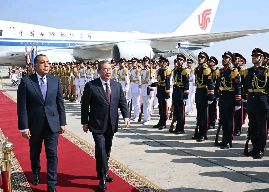 رئيس الوزراء يستقبل رئيس مجلس الدولة الصيني بمطار القاهرة