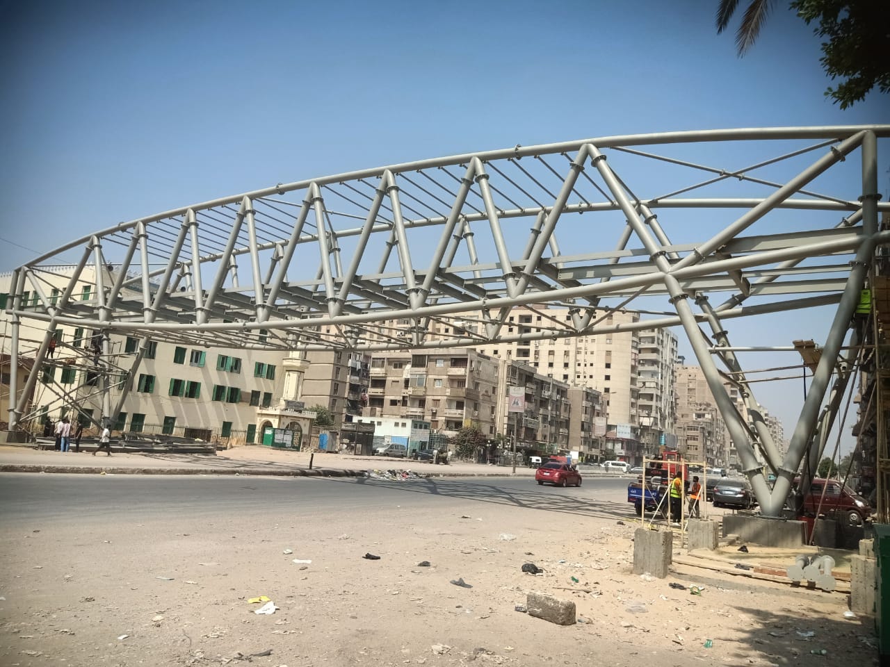 الانتهاء من تركيب الجسم المعدني لكوبري المشاة الجديد بمحور العصار بشبرا الخيمة