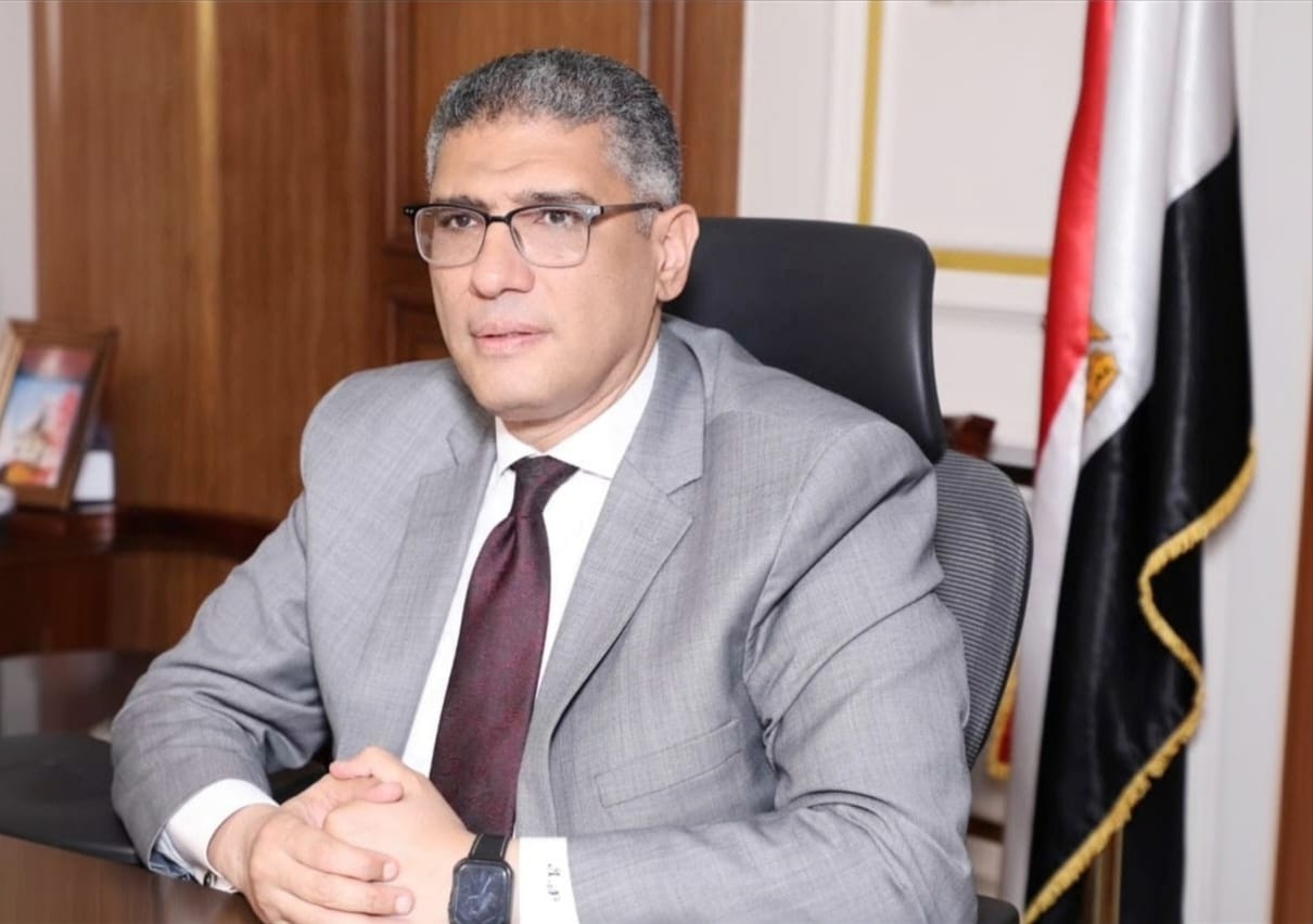 محافظ الجيزة: تطبيق منظومة إلكترونية ذكية لمراقبة وتنظيم مواقف السرفيس