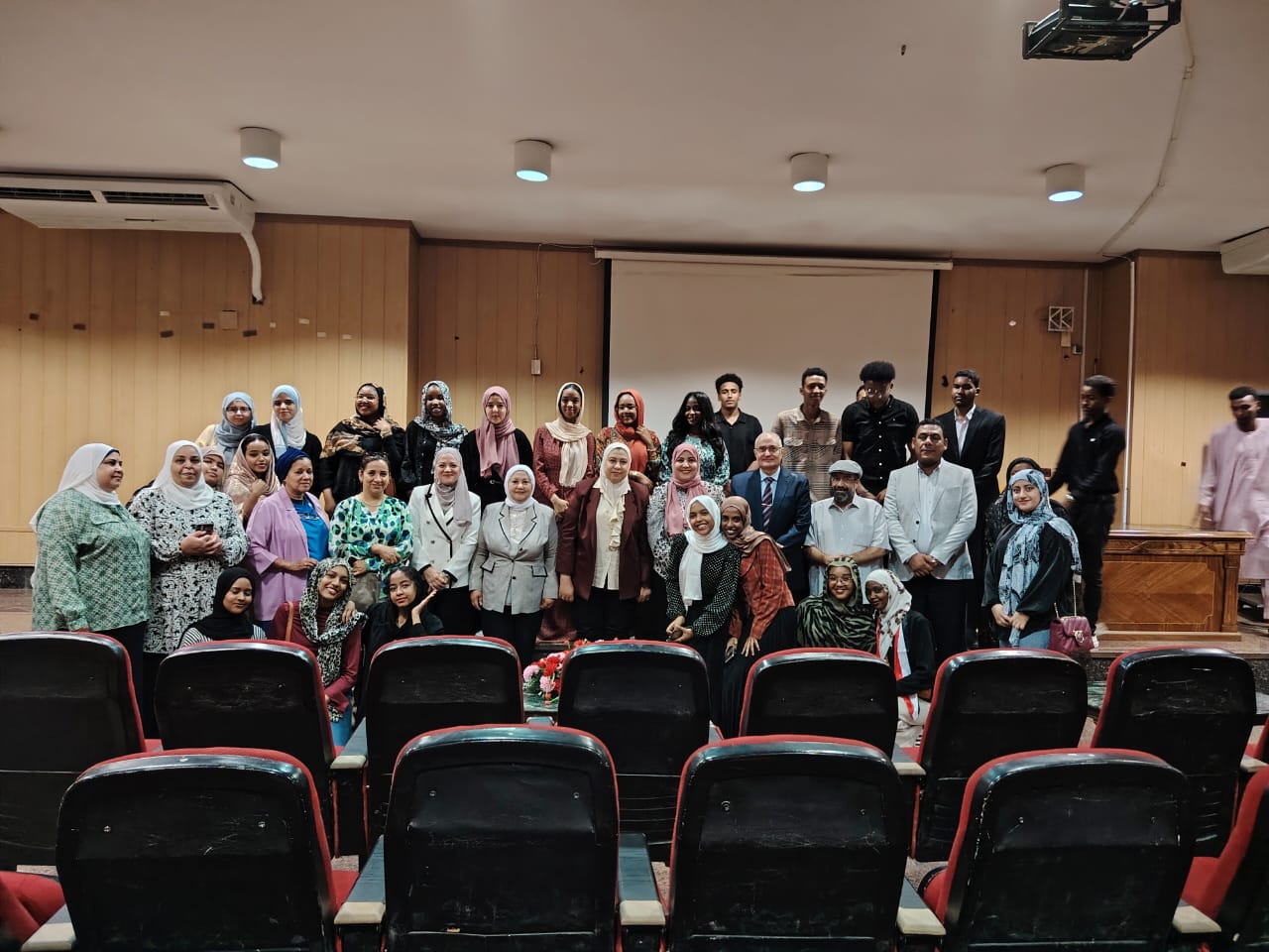 ألسن عين شمس تختتم أنشطة الطلاب الوافدين للعام الجامعي 2025/2026