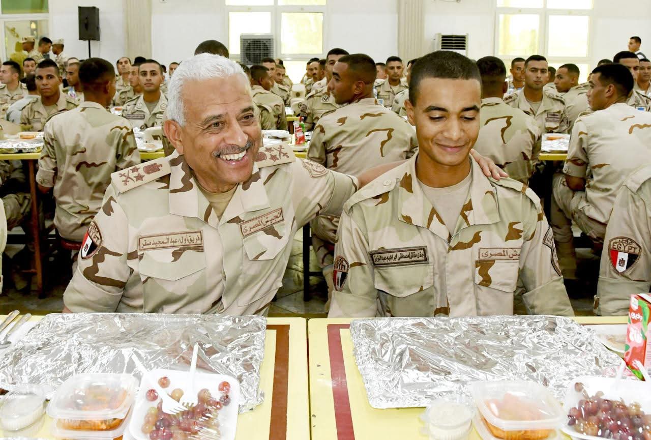 القائد العام للقوات المسلحة يلتقي عدداً من مقاتلى الجيش الثانى الميدانى وكلية الضباط الإحتياط