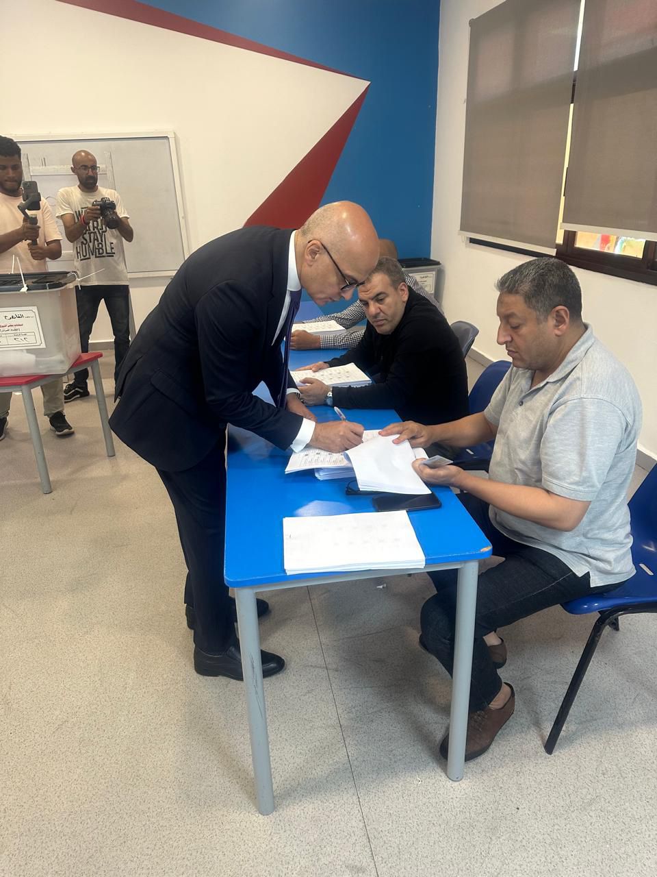 رئيس جامعة عين شمس يُدلي بصوته في انتخابات مجلس الشيوخ ٢٠٢٥