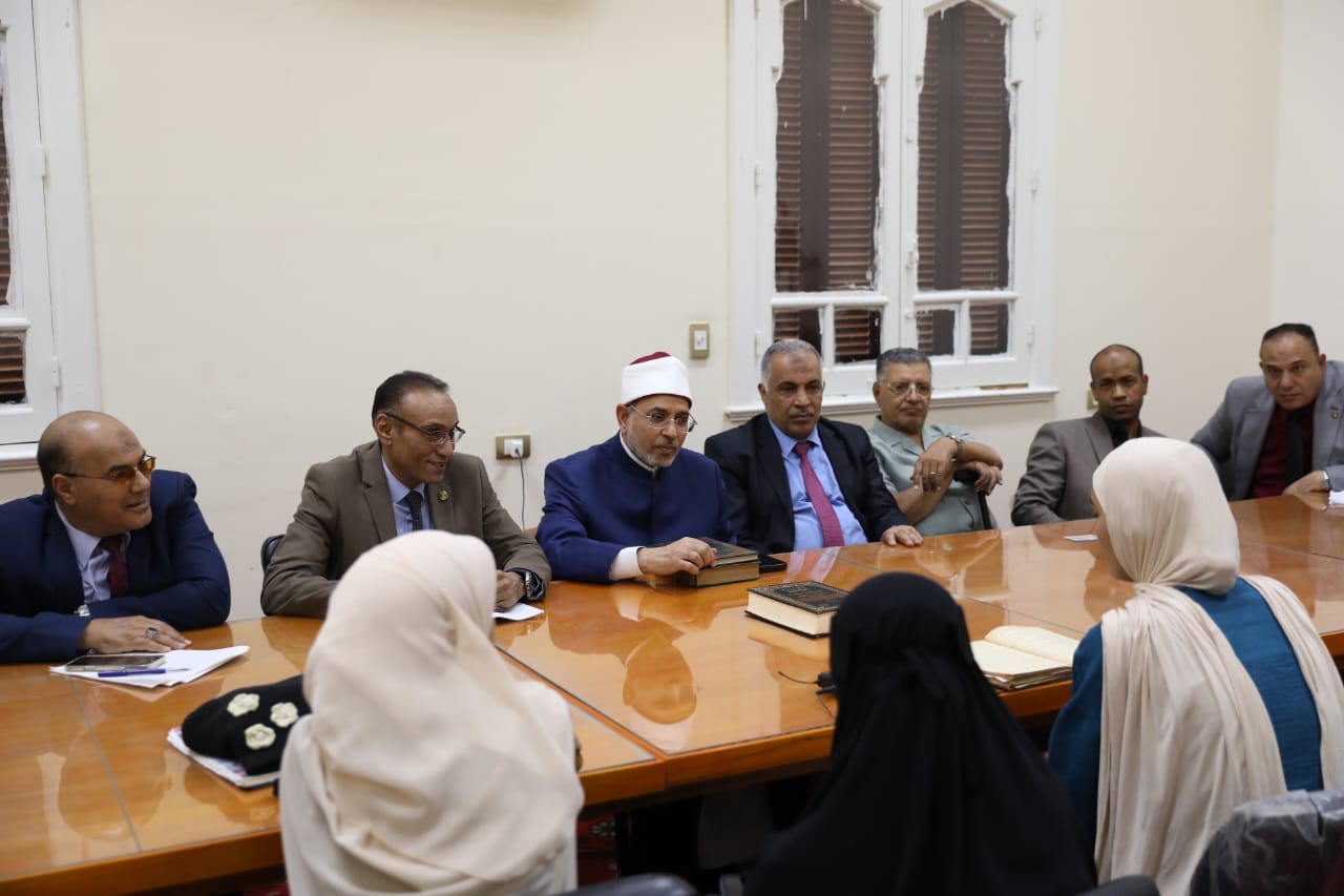 رئيس جامعة الأزهر يتفقد الاختبارات النهائيَّة لمسابقة القراءة الحرة بكلية اللغة العربية