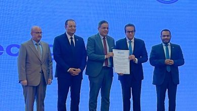 وزير الصحة والسكان يكرم وكيل وزارة الصحة بالمنوفية لتصدرها الجمهورية في سلامة المرضى