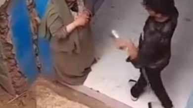 الأجهزة الأمنية تفحص مقطع فيديو لشاب يعتدى على والدته بسلاح أبيض